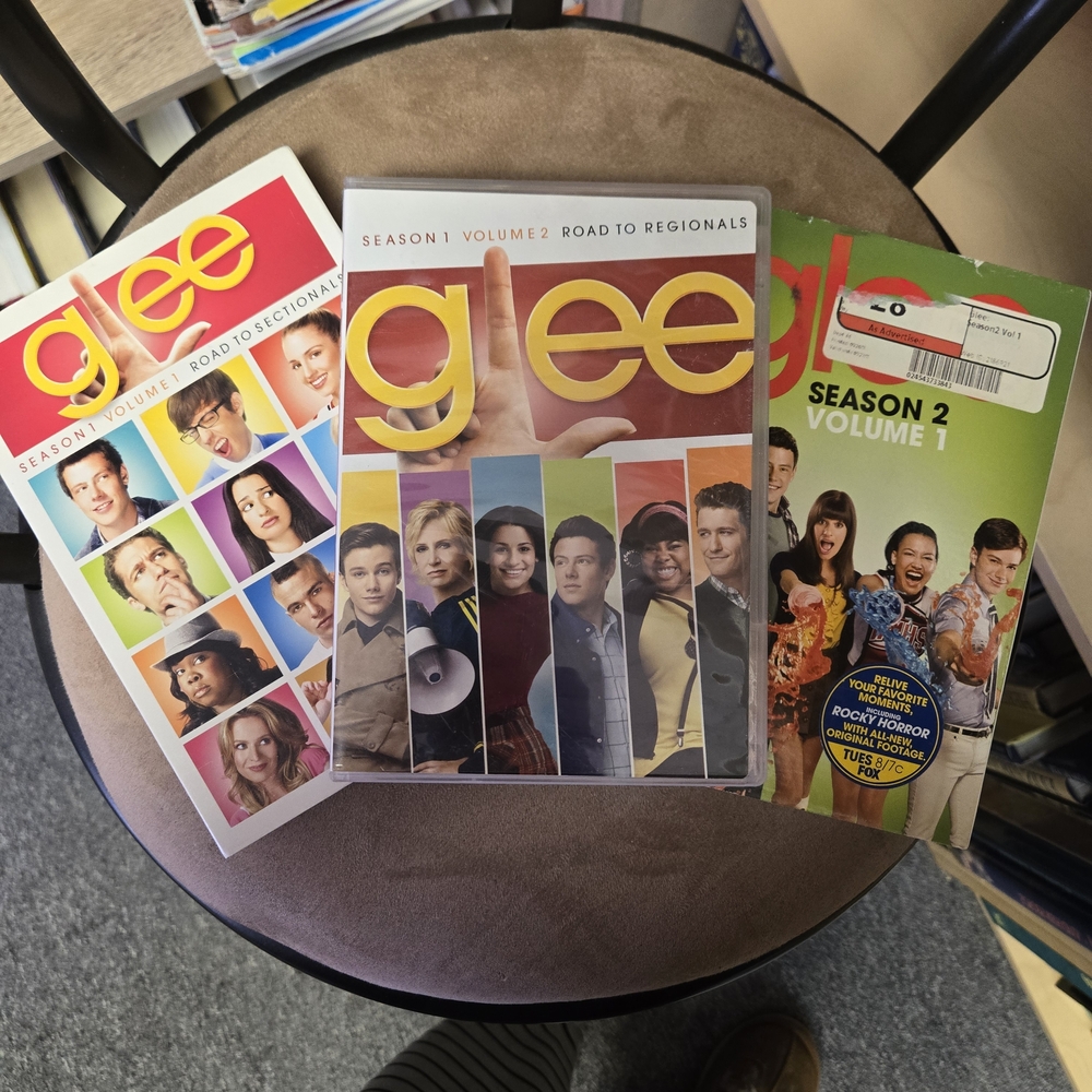 Glee DVD Set Seasons 1-2 - Colorful Cast Cover